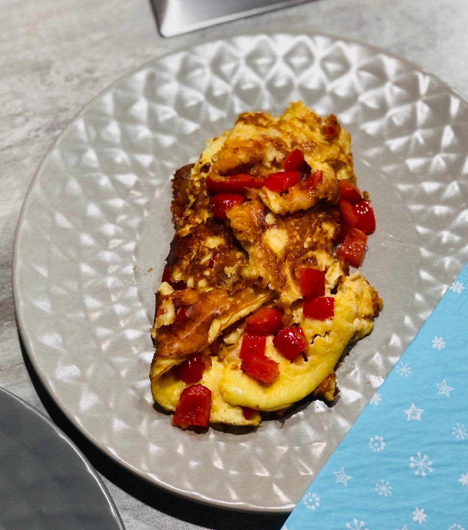 Омлет с мандаринами, сладким перцем и сыром