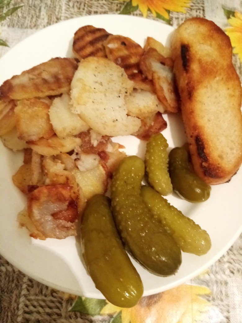 Картошка жареная с чесноком