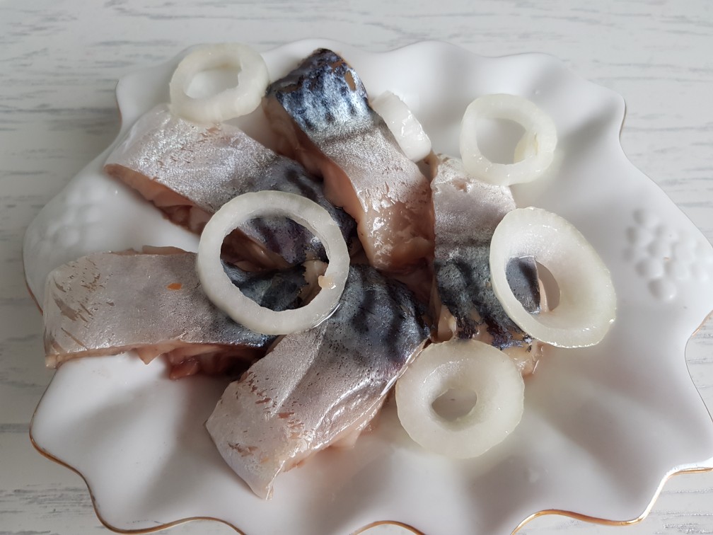 Ломтики из рыбы (соленая скумбрия)