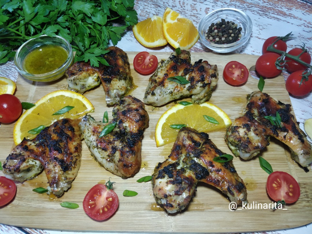 Куриные крылья в травах с апельсином
