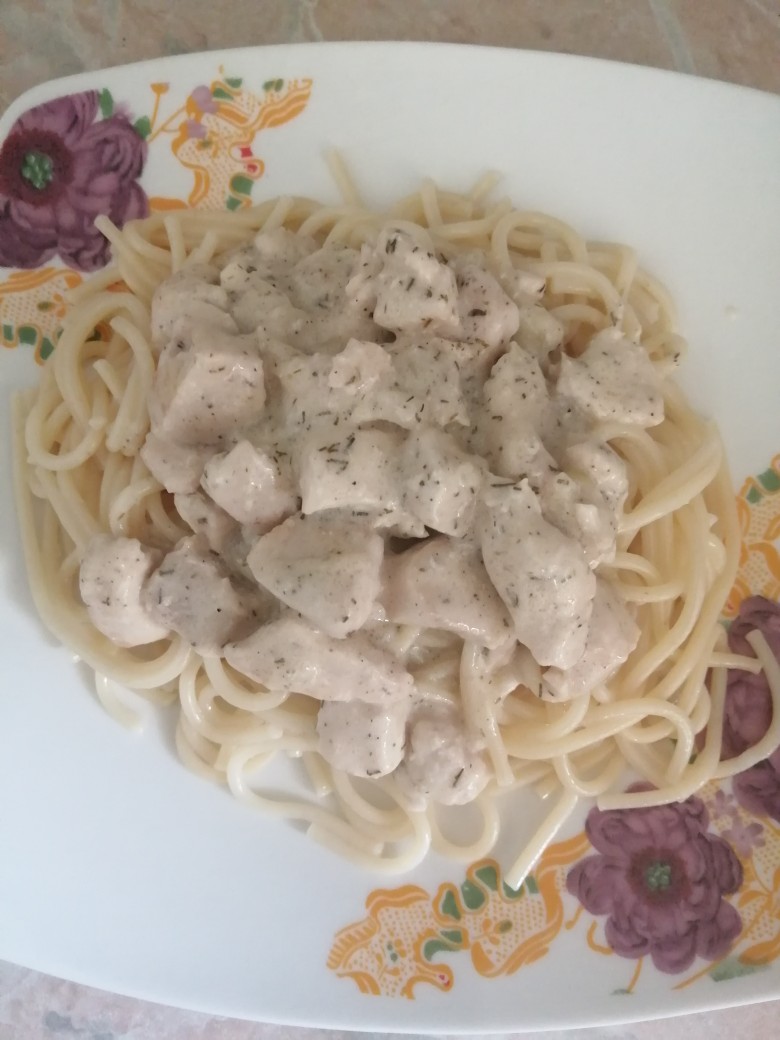 Куриное филе в сметанном соусе