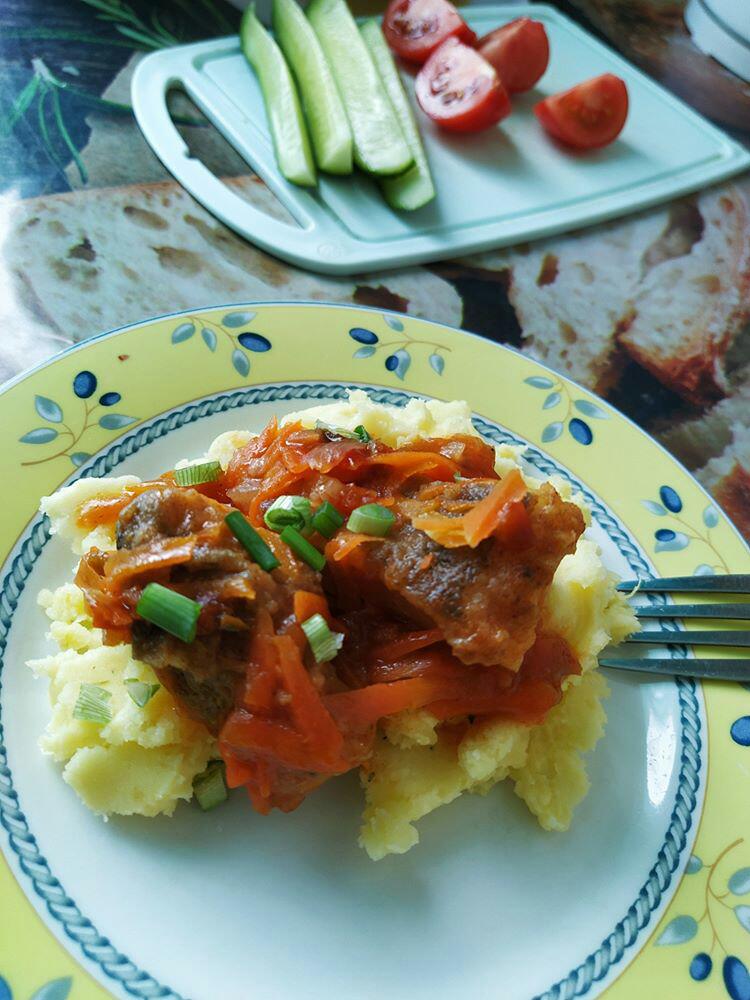 Тушеный хек с картошкой и томатами от Евгения Клопотенко