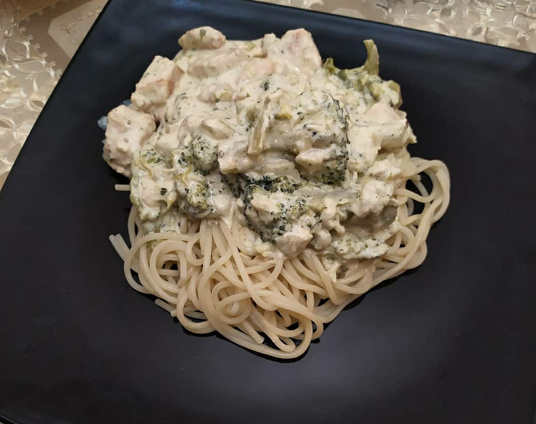 Паста с брокколи, курицей и грибами под сливочным соусом - пошаговый рецепт с фото | За порогом