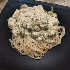 Паста с брокколи и курицей в сливочном соусе 🍝