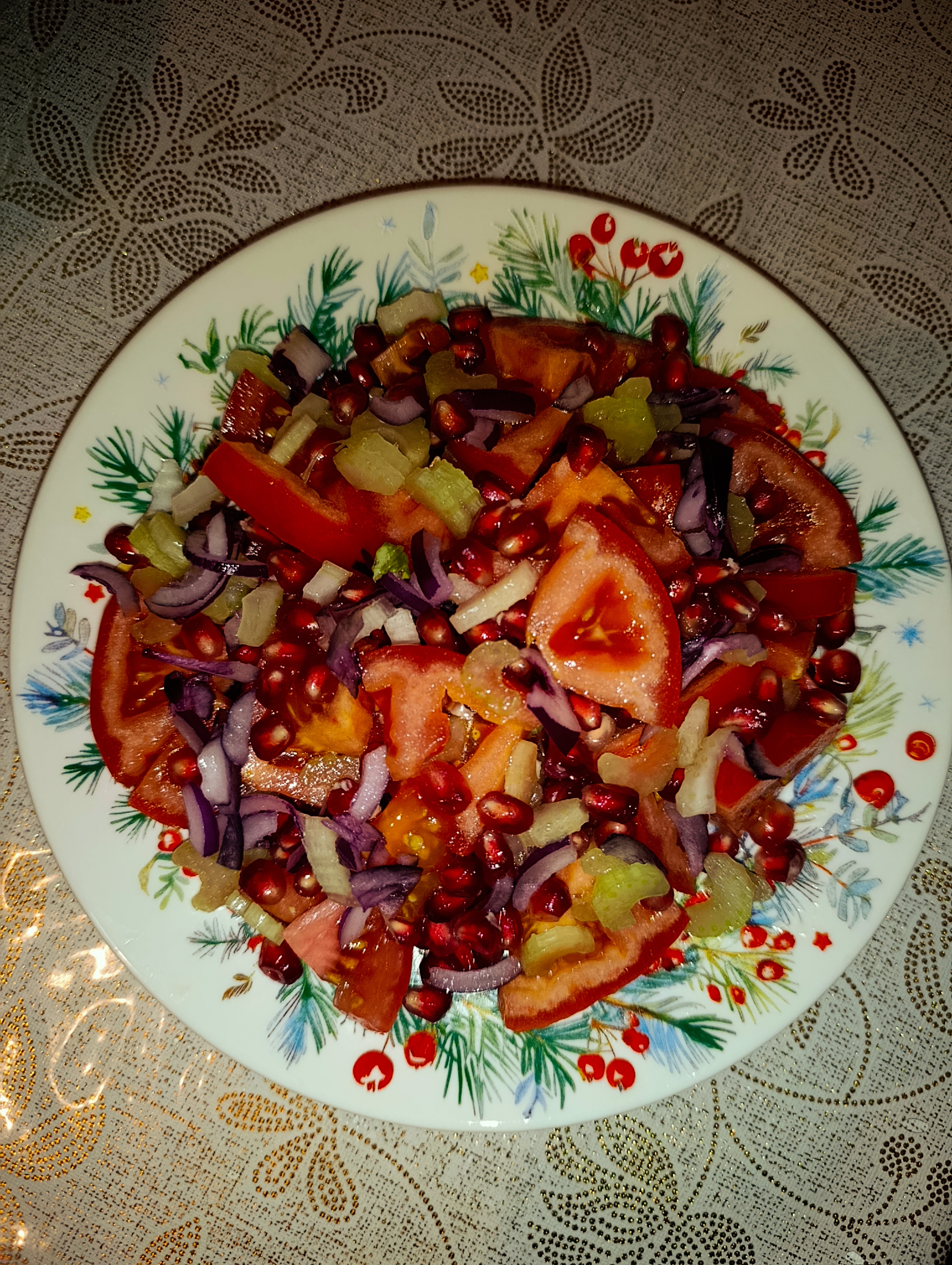 Салат с гранатом, сельдереем и помидором