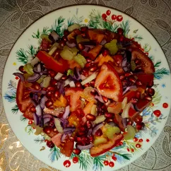 Салат с гранатом, сельдереем и помидором