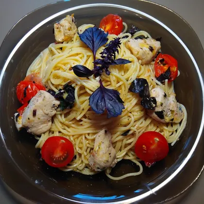 Спагетти с курицей и базиликом