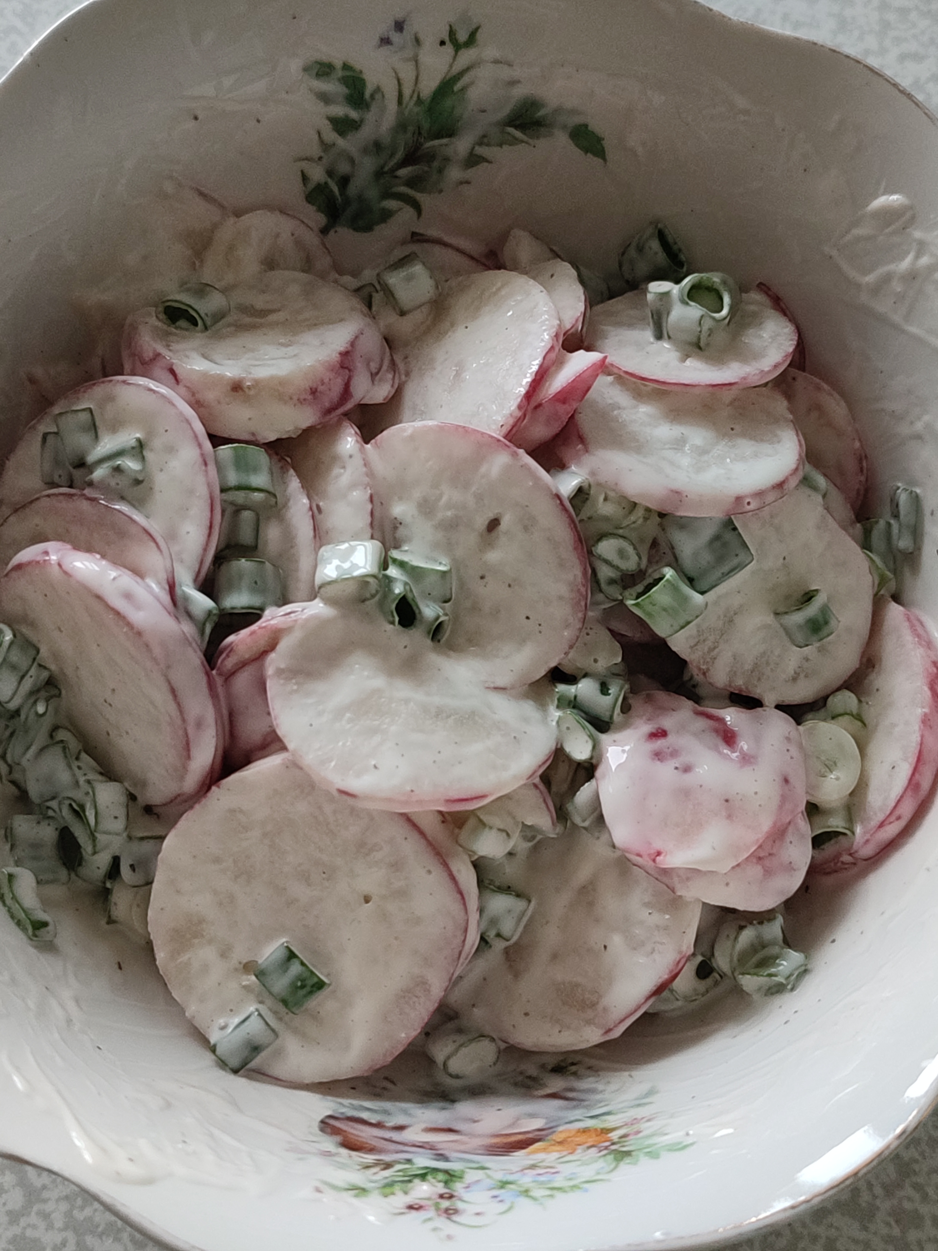 Салат с редисом и зеленым луком