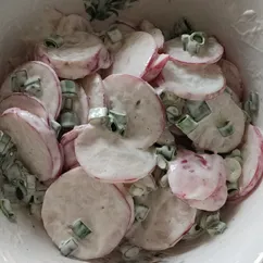 Салат с редисом и зеленым луком