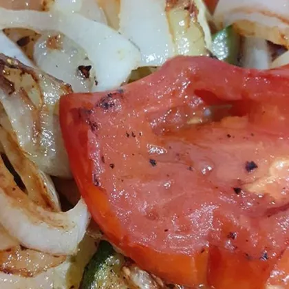 Жареные кабачки с томатами и луком