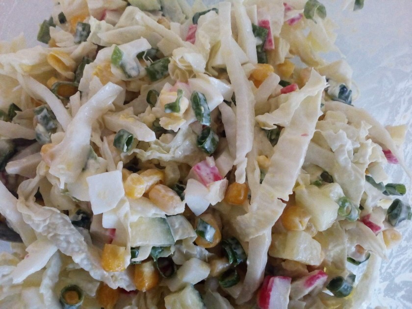 15 простых салатов с крабовыми палочками и капустой