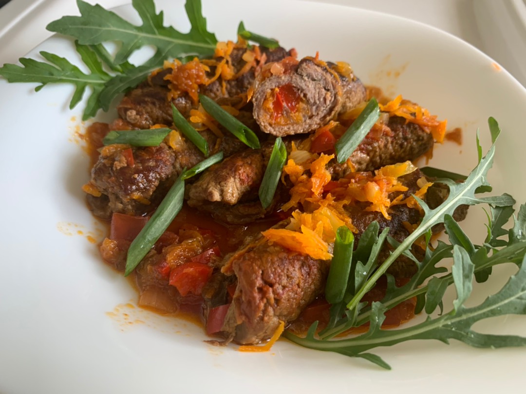 Мясные рулеты с овощами