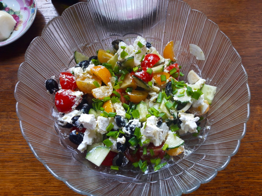 Греческий салат с тайменем