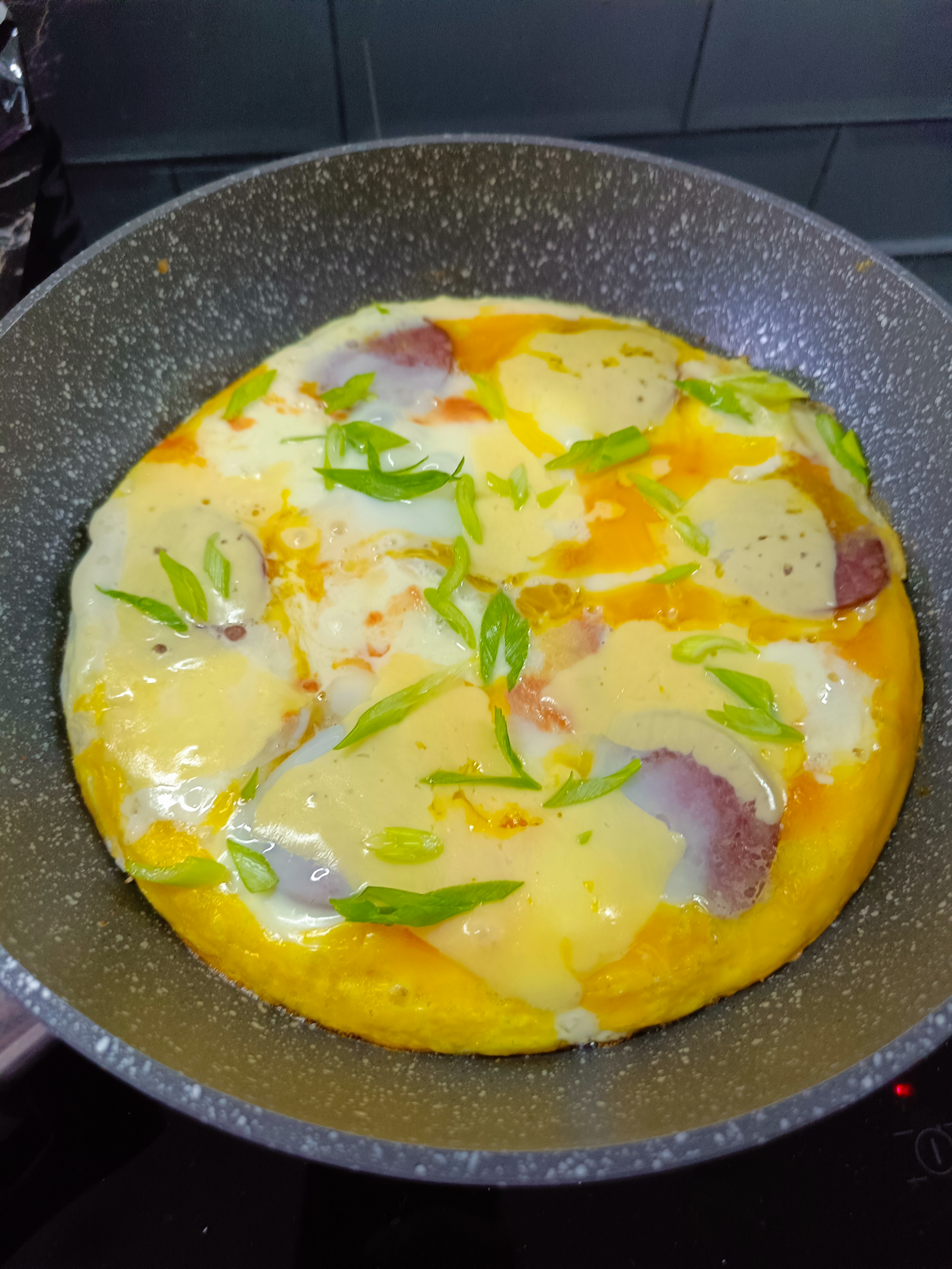 Ленивая пицца с помидорами, сыром и яйцом