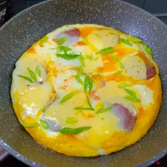 Ленивая пицца с помидорами, сыром и яйцом