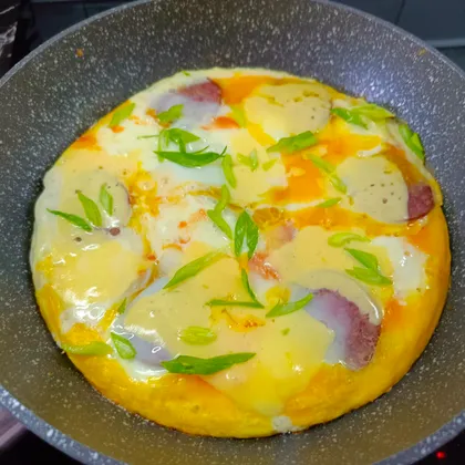 Ленивая пицца с помидорами, сыром и яйцом