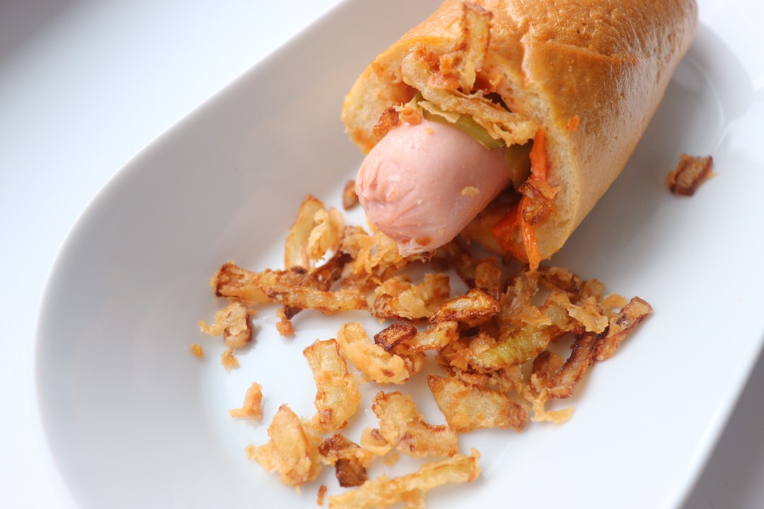 Хот-дог с хрустящим луком