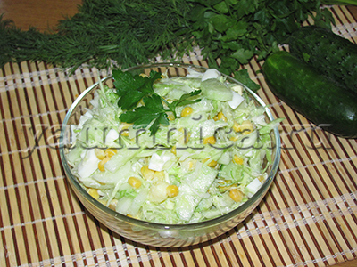 Диетический салат из капусты и кукурузы