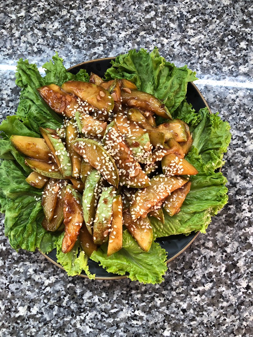 Салат жаренный кабачок с соевым соусом и чесноком