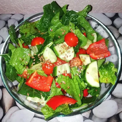 Салат овощной с перцем и шпинатом