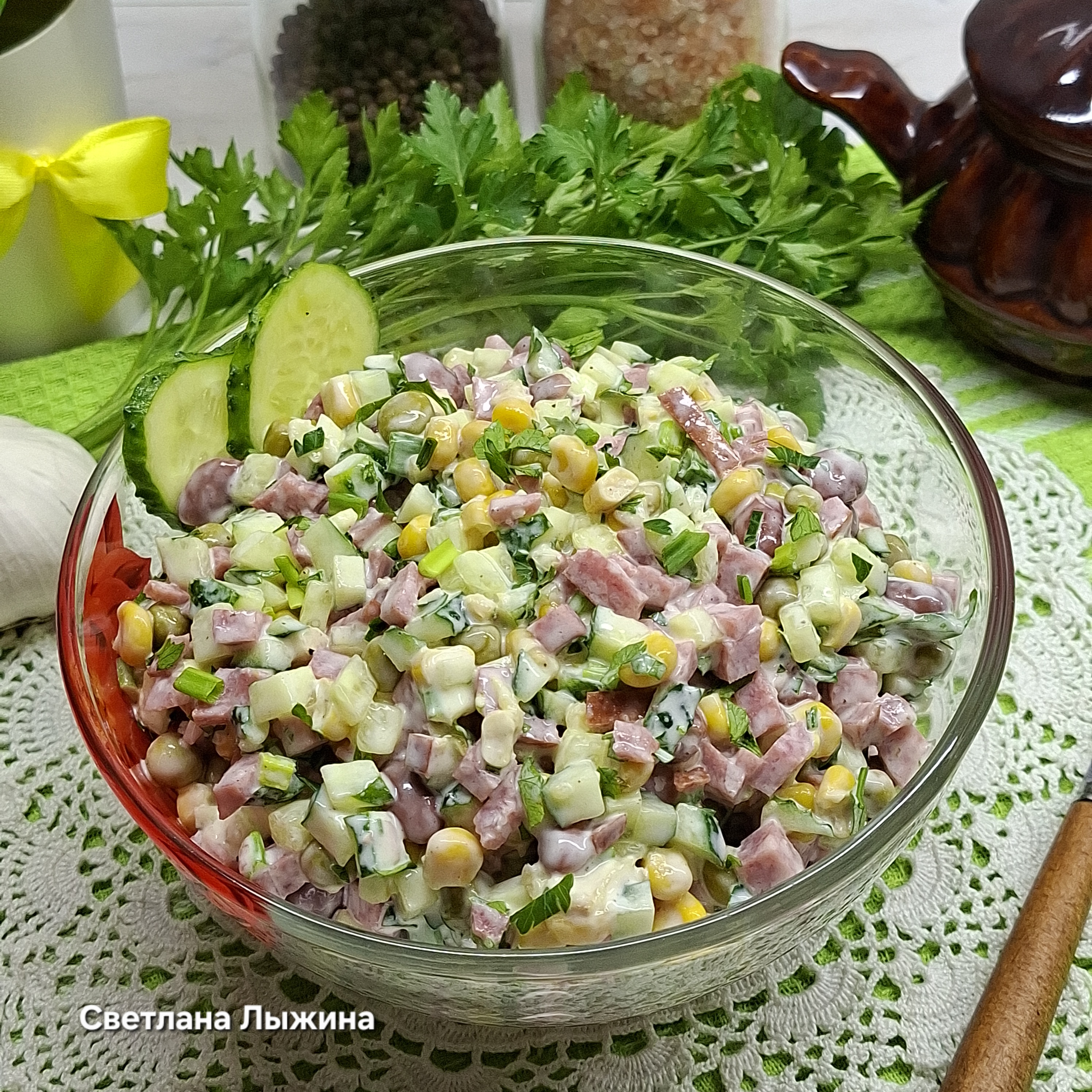 Салат с колбасой, кукурузой и бобовыми (без варки) 