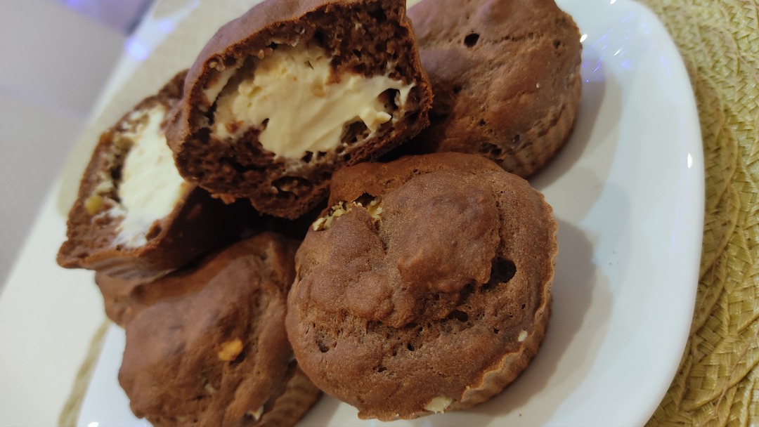 Шоколадные кексики с творожно-сырной начинкой и орехами 🧁