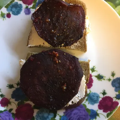 Бутерброды с пикантной свеклой и творожным сыром