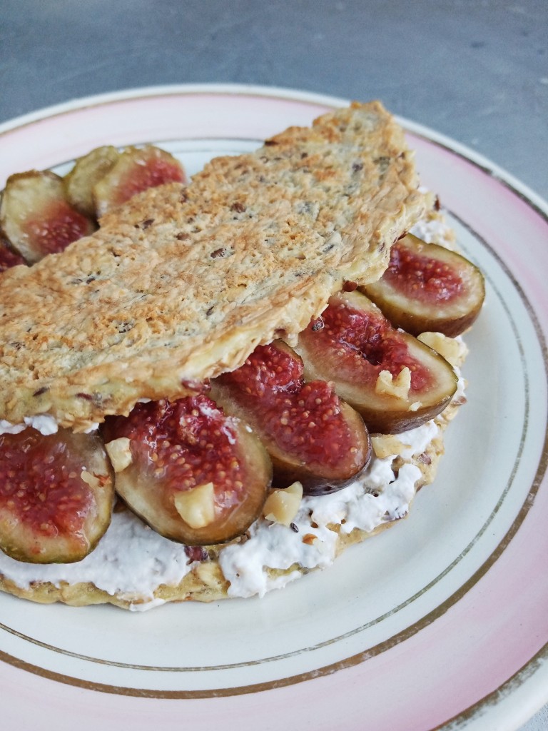 Овсяноблин с творожным сыром и инжиром
