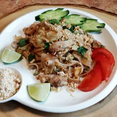 Пад тай с курицей и яйцом (Pad Thai)