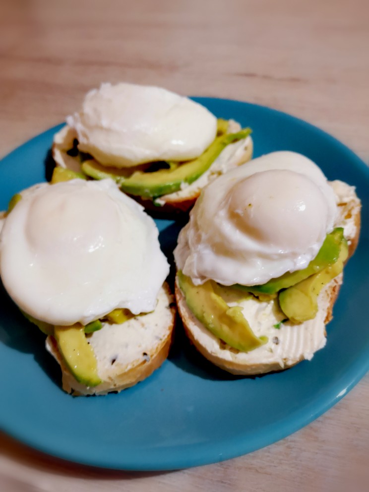 Тосты с творожным сыром, авокадо и яйцом-пашот