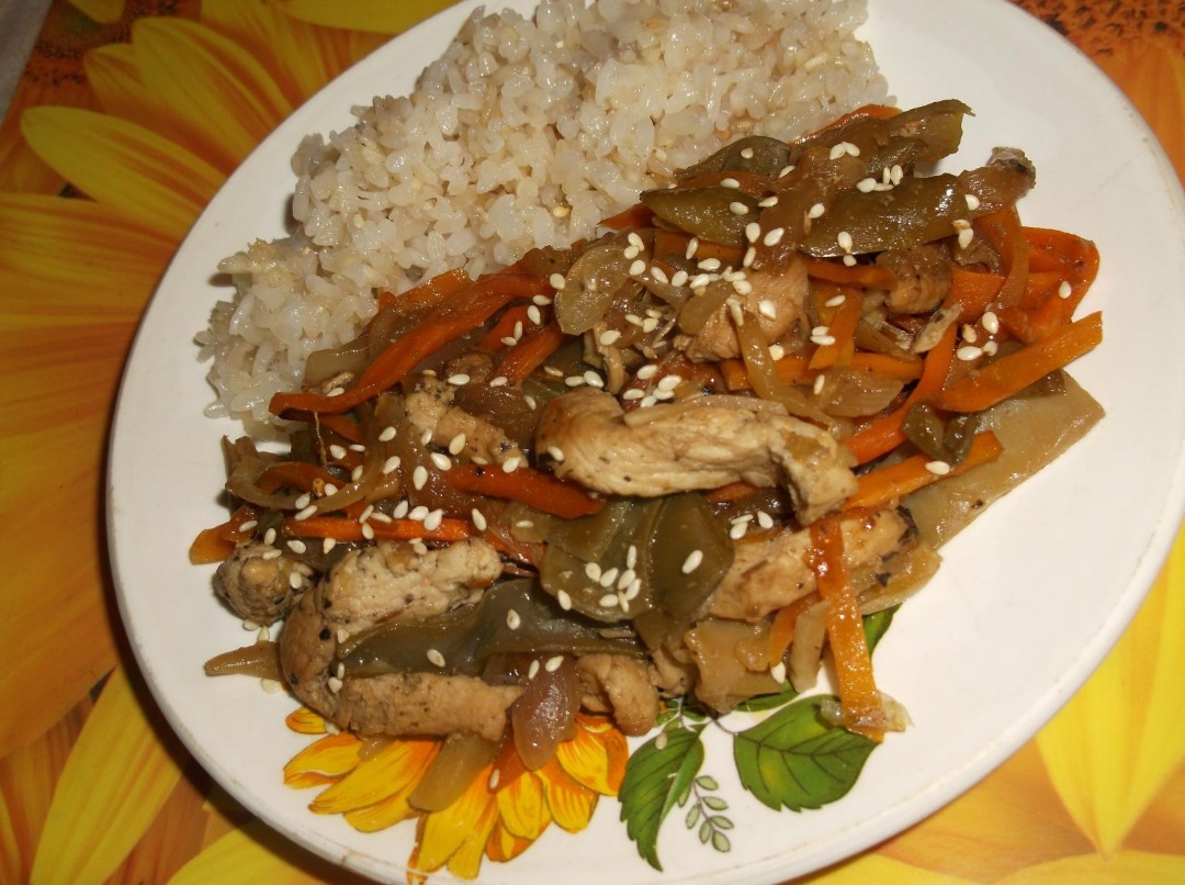 Курочка с овощами и рисом