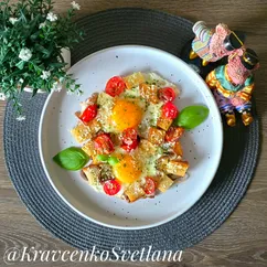 Яичница с томатами черри и гренками