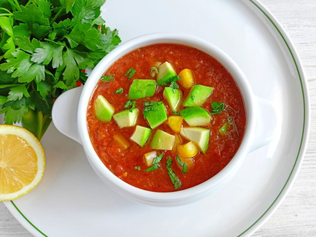 Raw-суп с вялеными помидорами и кинзой
