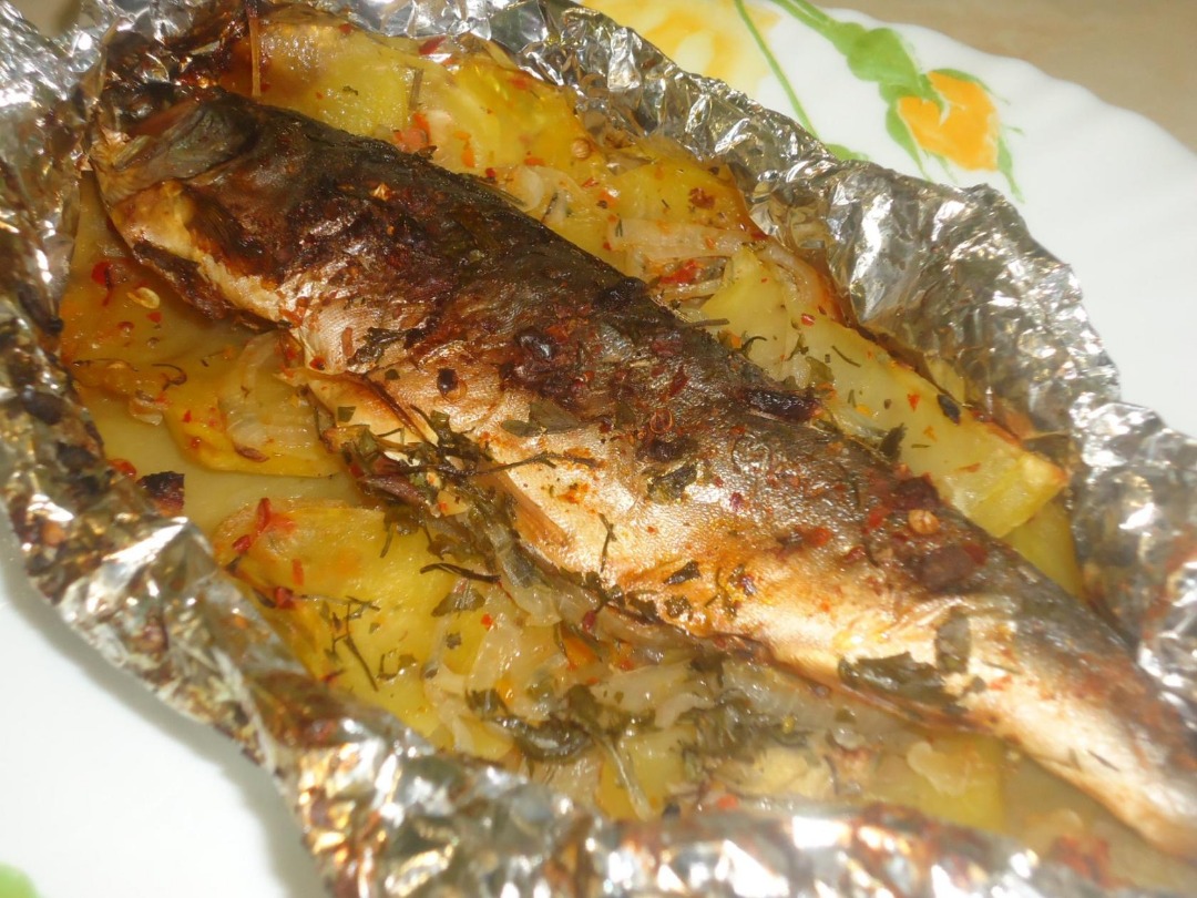 Картошка с рыбой в фольге в духовке