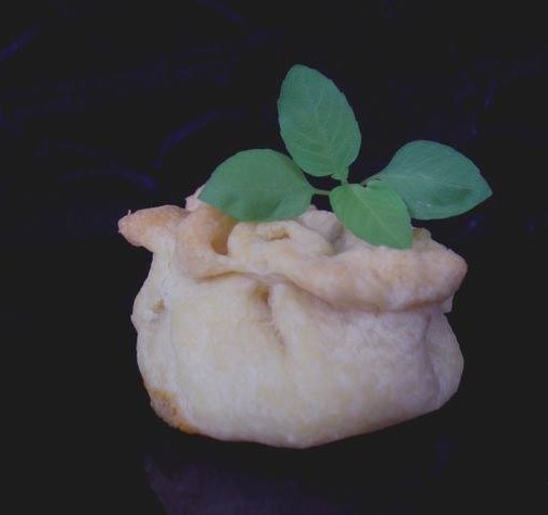 Мини-пирожки из рубленного картофельного теста с мясом