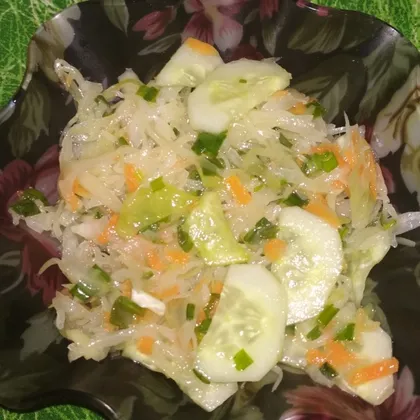 Салатик из квашеной капусты с зеленым луком и свежими огурцами