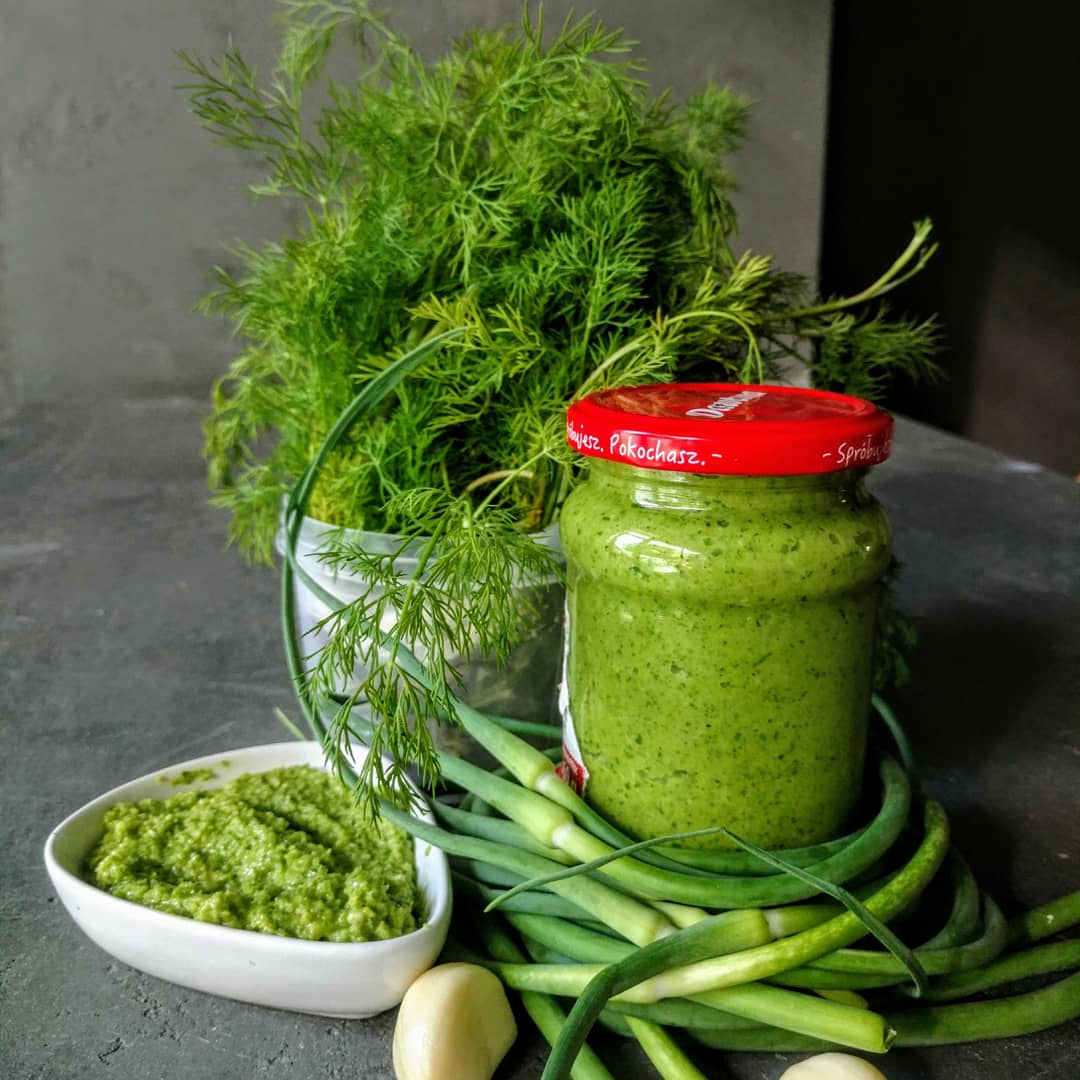 Зеленый соус с чесночными стрелками