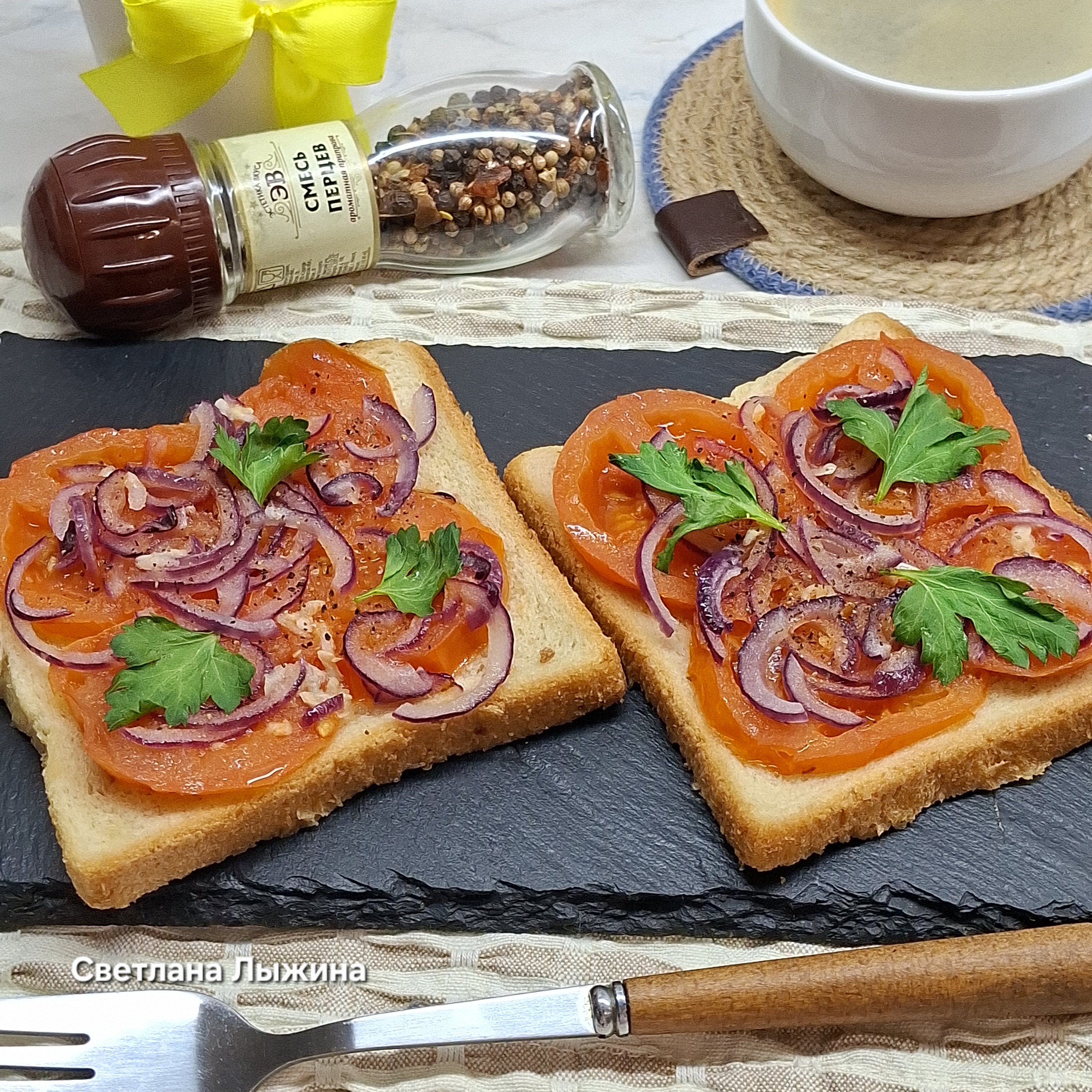 Бутерброды с помидорами в микроволновке