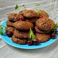 Шоколадное печенье с вишней