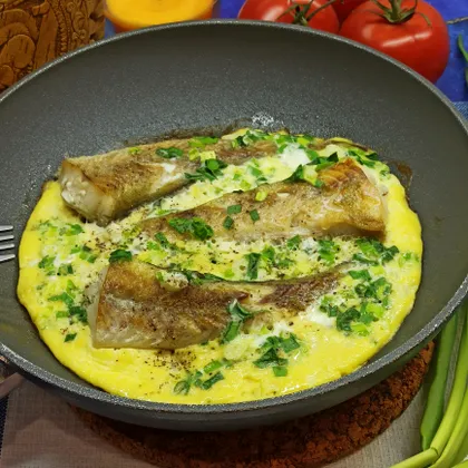 Рыба с яйцом и зелёным луком на сковороде