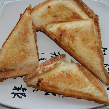 Треугольные сэндвичи с ветчиной и сыром
