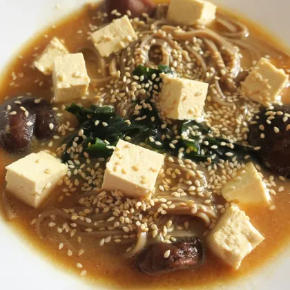 Японский суп Мисосиру с гречневой лапшой и тофу