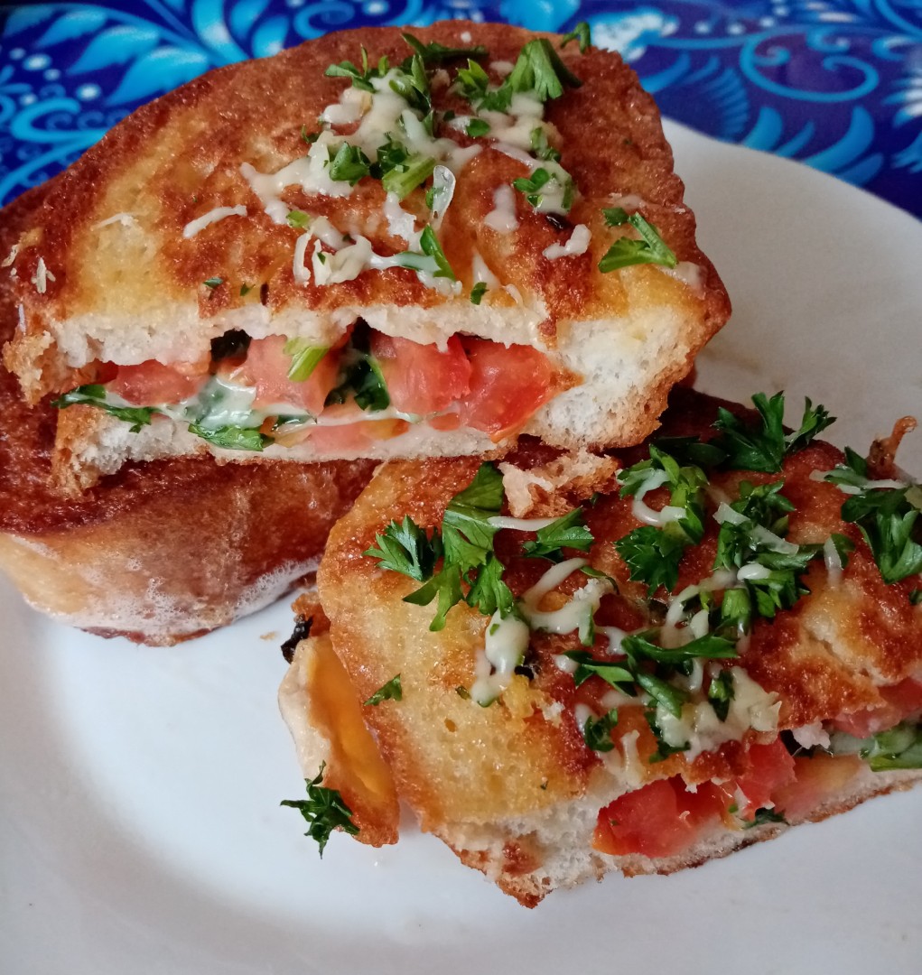 Гренки с сыром, зеленью и помидором