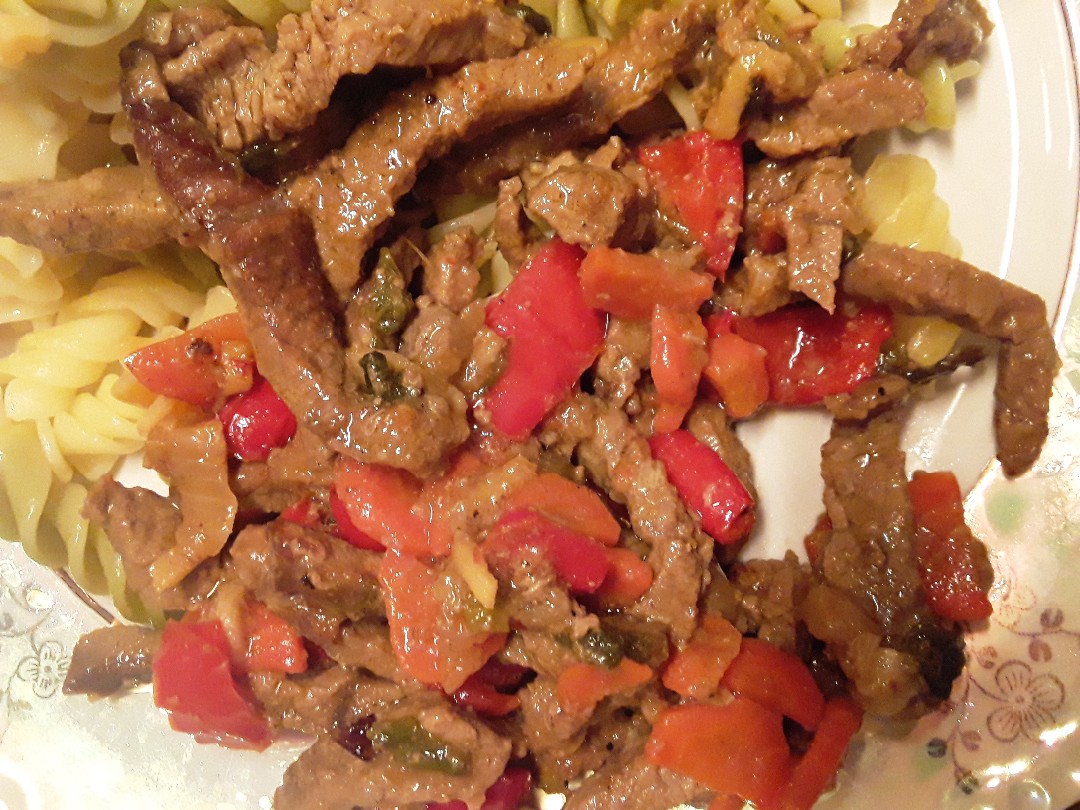 Говядина, жареная с овощами