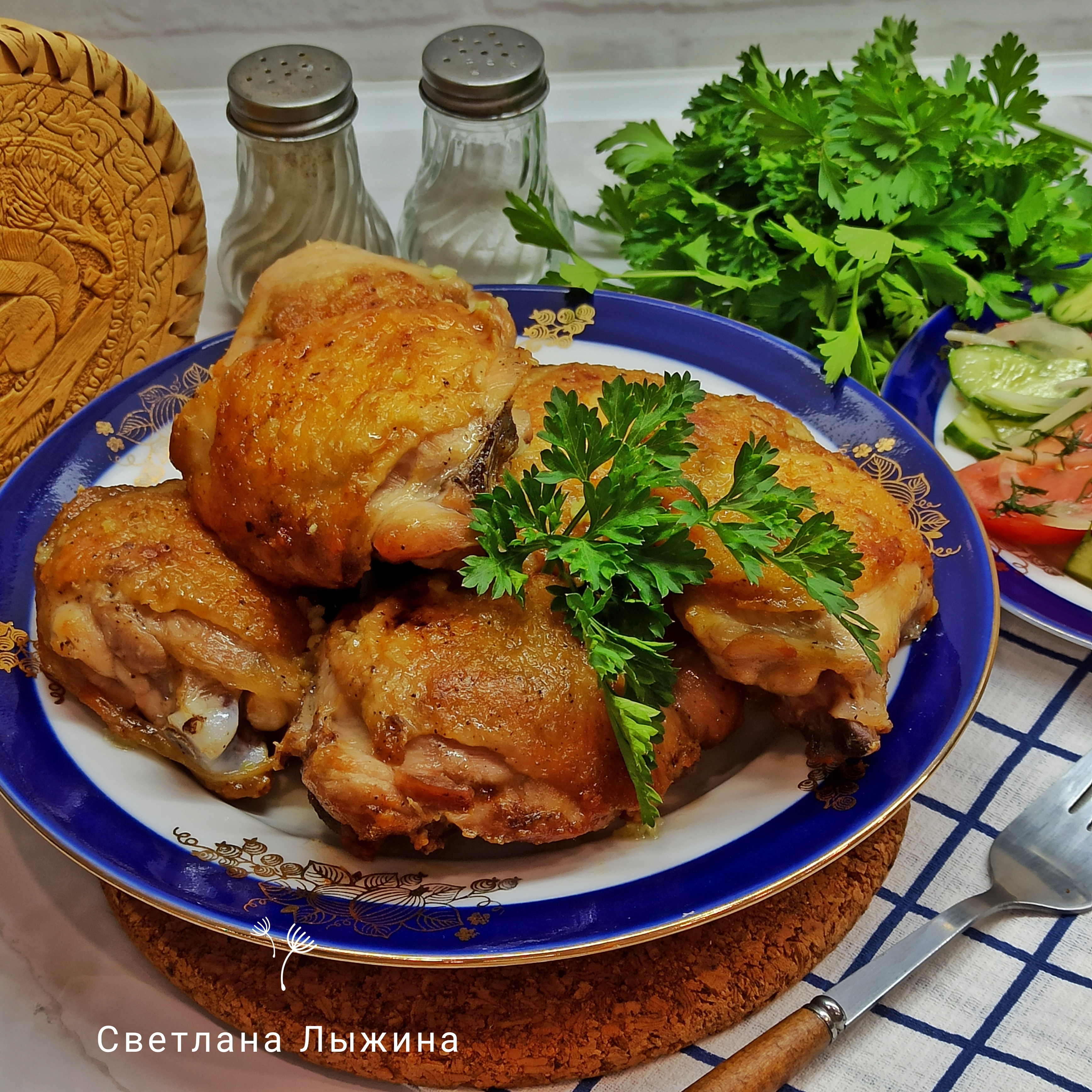 Куриные бёдра с чесноком в сковороде