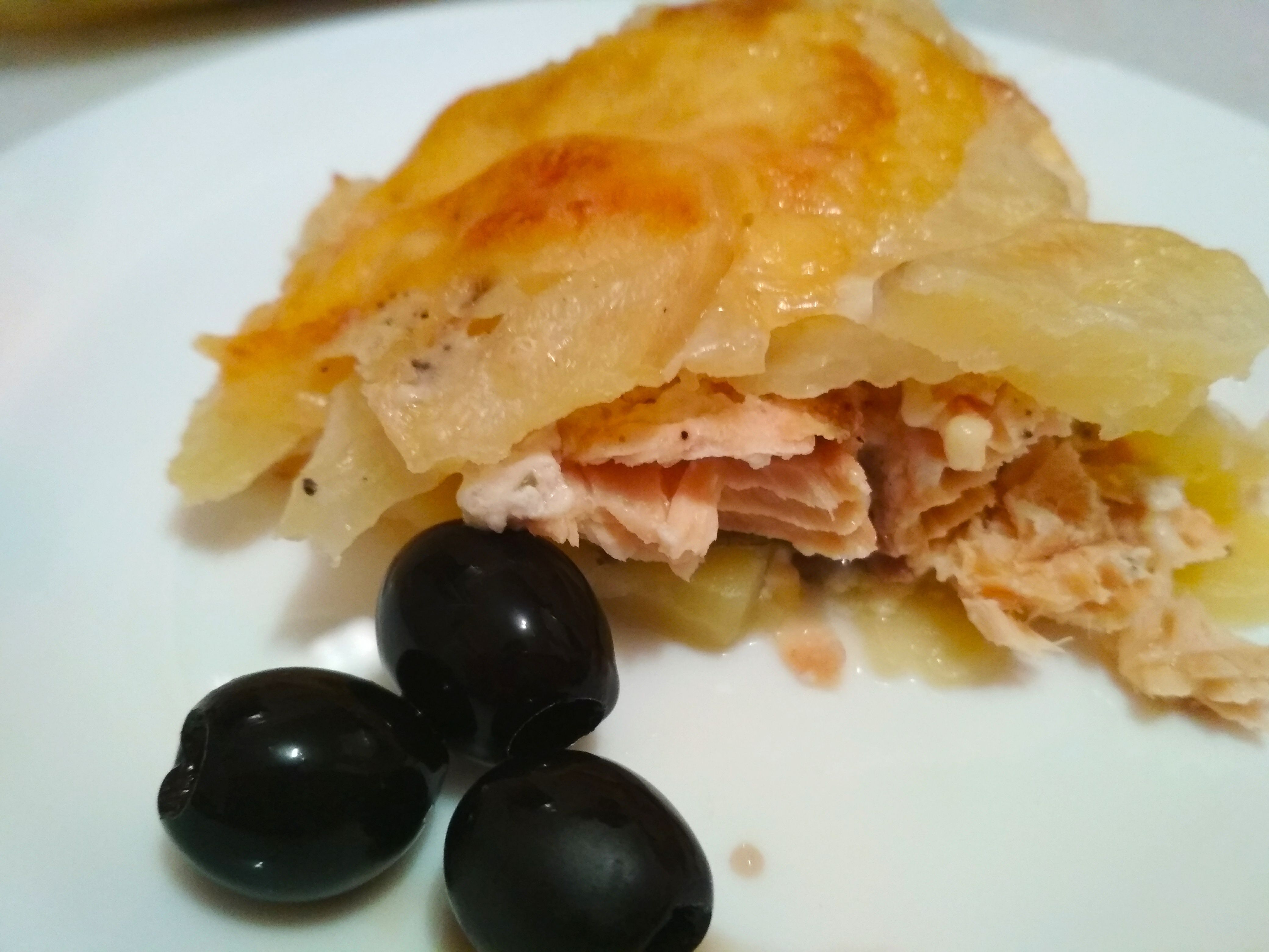 Запечённый картофель с рыбой