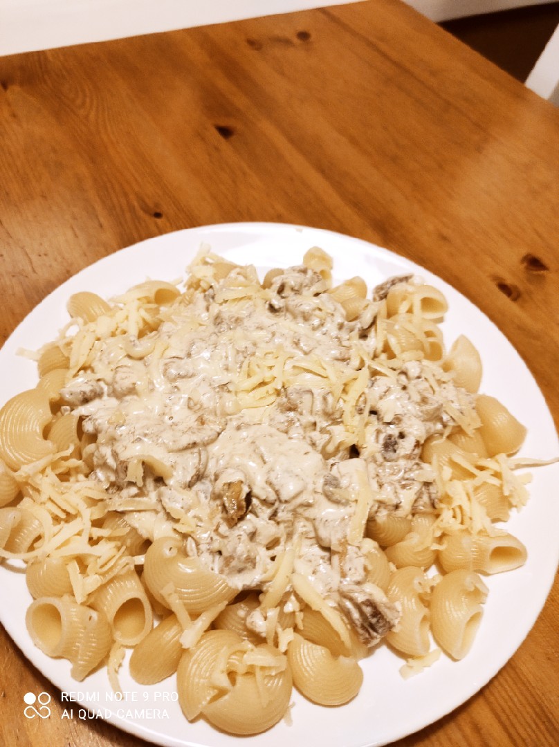 Макароны под сливочным соусом с белыми грибами