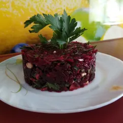 Свекла с чесноком и грецким орехом