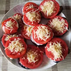 Жареные баклажаны с помидорами, чесноком и сыром