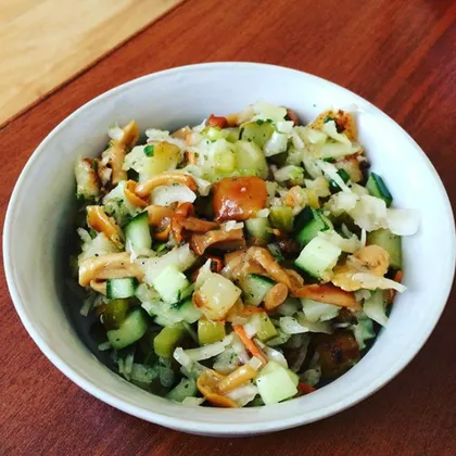 Салат с опятами и овощами